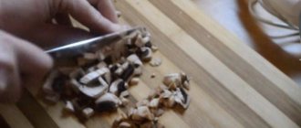 Чтобы сделать грибную начинку для блинов, мелко режем шампиньоны (можно даже вешенки).
