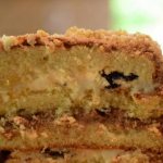 Медовик с черносливом и грецкими орехами: пошаговый рецепт приготовления