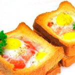 Пошаговые рецепты яичницы в хлебе с колбасой, сыром и помидорами