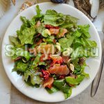 Salmon salad with sun-dried tomatoes and cashew nuts