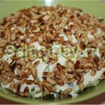Salad with chicken, nuts and raisins